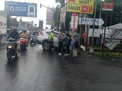 Sopir Diduga Tak Konsentrasi, Mobil Nyangkut di Selokan Mataram