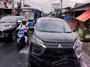 Mobil Terbakar di Sawangan Depok, Lalin Sempat Tersendat