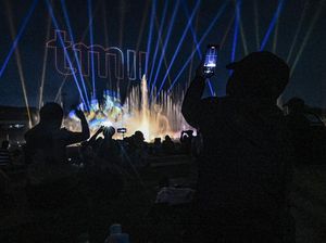 Pertunjukan Air Mancur Menari dan Atraksi Formasi Drone di TMII