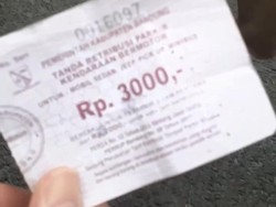 Aksi Jukir Liar Bergaya Preman di Taman Uncal Bandung