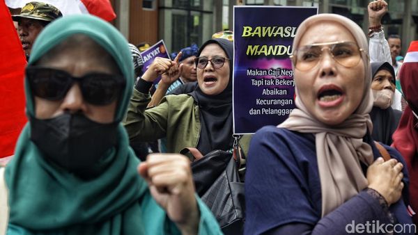 Potret Aksi di Depan Bawaslu Tolak Pemilu Curang
