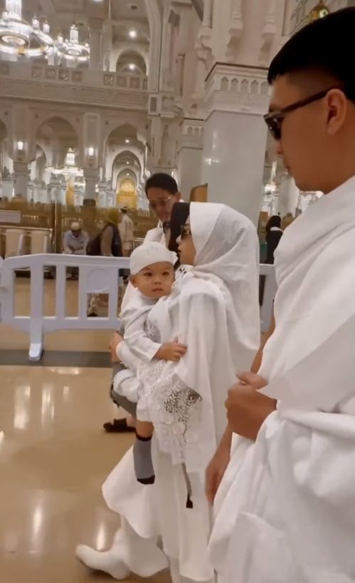 Potret Nikita Willy Umrah Bareng Anak