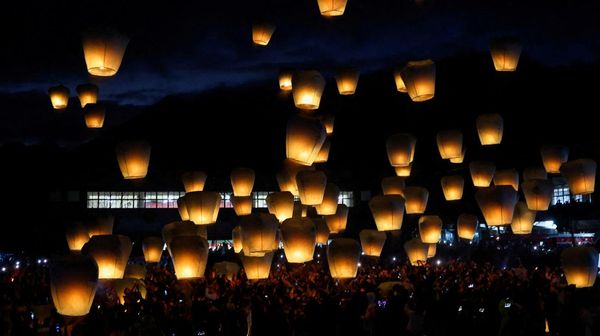 Ratusan Lampion Hiasi Langit Taipei