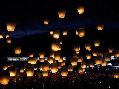 Ratusan Lampion Hiasi Langit Taipei