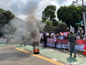 Massa Bakar Ban Depan Kantor KPU RI, Tolak Pemilu Curang