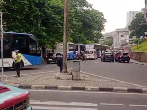 Lalin di Lampu Merah Halim Arah Pancoran Jaksel Padat Pagi Ini