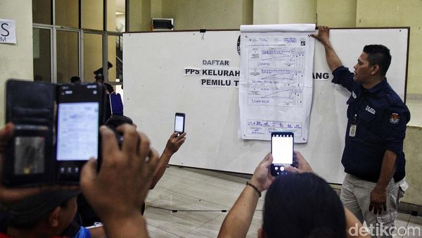 Suasana Rekap Suara Pemilu 2024 di GOR Tanah Abang