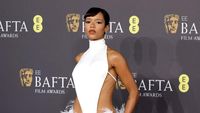 7 Foto Taylor Russell, Pacar Baru Harry Styles Pamer Pinggang di BAFTA 2024