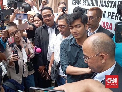 Teuku Ryan usai memenuhi panggilan sidang cerai perdana dengan Ria Ricis di Pengadilan Agama Jakarta Selatan, Senin (19/2). (CNN Indonesia/Muhammad Feraldi)(CNN Indonesia/Muhammad Feraldi)