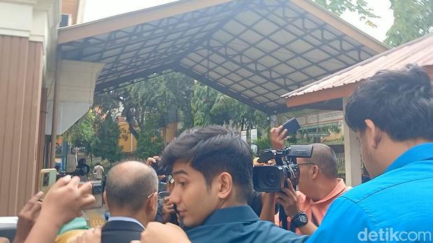 Teuku Ryan and Ria Ricis at their first divorce trial.