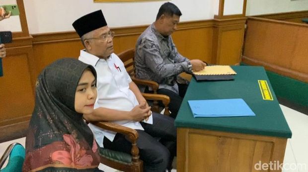 Teuku Ryan dan Ria Ricis di sidang cerai.