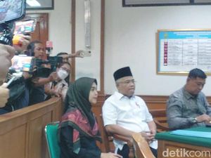 Seusai Mediasi, Ria Ricis Bungkam dan Teuku Ryan Tampak Sembap Seusai Mediasi, Ria Ricis Bungkam dan Teuku Ryan Tampak Sembap