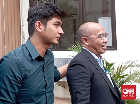 Teuku Ryan memenuhi panggilan sidang cerai perdana dengan Ria Ricis di Pengadilan Agama Jakarta Selatan, Senin (19/2). (CNN Indonesia/Muhammad Feraldi)