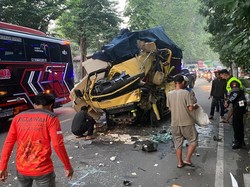 Truk Muat Marmer Ringsek Tabrak Ekor Tronton di Mojokerto, 2 Orang Luka