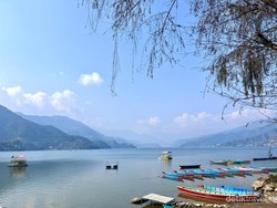 Dewa Tersenyum Saat Menciptakan Danau Cantik di Nepal Ini