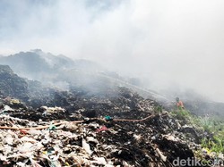 TPA Sente Terbakar Lagi, Asap Lebih Pekat-Petugas Kesulitan Padamkan Api