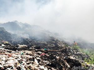Kebakaran di TPA Sente Membesar, Petugas Kesulitan Padamkan Api Kebakaran di TPA Sente Membesar, Petugas Kesulitan Padamkan Api