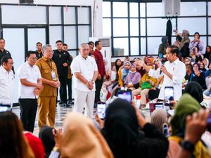 Walkot Tangsel Dampingi Jokowi Serahkan Bantuan Pangan ke 22 Ribu Warga