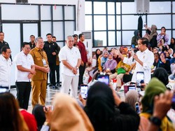 Walkot Tangsel Dampingi Jokowi Serahkan Bantuan Pangan ke 22 Ribu Warga