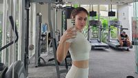 7 Potret Terbaru Wulan Guritno Pamer Perut Rata, Pakai Crop Top Hingga Bikini