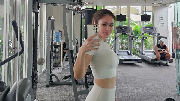 7 Potret Terbaru Wulan Guritno Pamer Perut Rata, Pakai Crop Top Hingga Bikini
