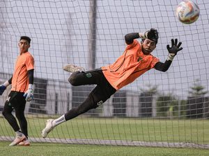 Rahasia Kiper Persebaya Jago Tepis Penalti di Liga 1