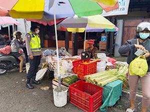 Polisi Pantau Harga Sembako Jelang Galungan dan Kuningan Polisi Pantau Harga Sembako Jelang Galungan dan Kuningan
