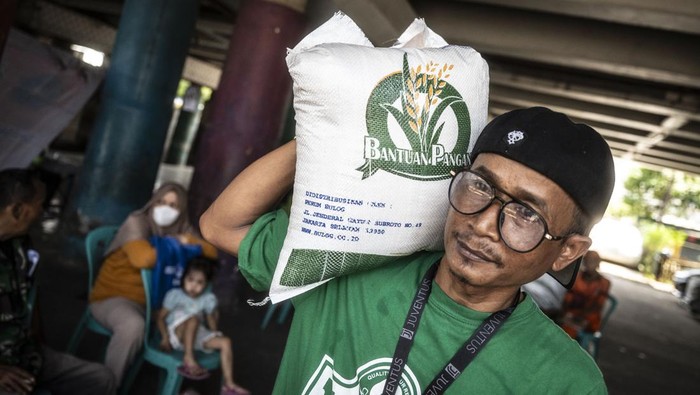 Bantuan Pangan Beras Mulai Mengalir di Tanjung Priok Petugas Kelurahan Warakas (tengah) melayani warga peserta Bantuan Sosial (Bansos) Cadangan Beras Pemerintah (CBP) di Warakas, Tanjung Priok, Jakarta, Selasa (20/2/2024). Badan Pangan Nasional (Bapans) mencatat per 17 Februari 2024 realisasi derma pangan beras tahap satu 2024 yang sudah disalurkan oleh Perum Bulog untuk alokasi Januari 2024 meraih 193.368 ton atau 87,87 persen dari pagu target per bulan sebesar 220.041 ton. ANTARA FOTO/Aprillio Akbar/wpa.