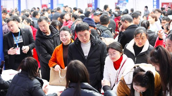 Para Pencari Kerja Padati Job Fair di China