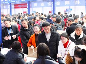Para Pencari Kerja Padati Job Fair di China