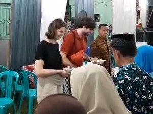 Lagi, 2 Bule Nyasar ke Kondangan Warga Kulon Progo hingga Viral Lagi, 2 Bule Nyasar ke Kondangan Warga Kulon Progo hingga Viral