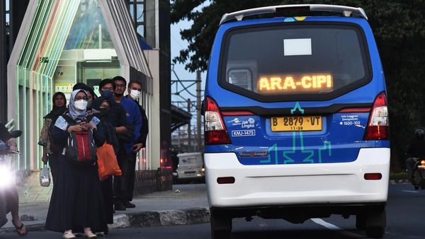 Cakep! Potret Antrean Sebaris Warga Jakarta Nunggu Angkot JakLingko