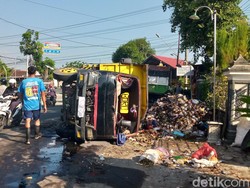 Brukkk! Dump Truk Sarat Muatan Sampah Terguling di Ceper Klaten