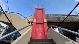 Aksi Vandalisme Bikin JPO di Surabaya Kumuh