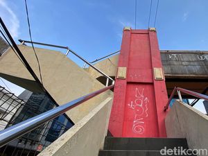 Aksi Vandalisme Bikin JPO di Surabaya Kumuh Aksi Vandalisme Bikin JPO di Surabaya Kumuh