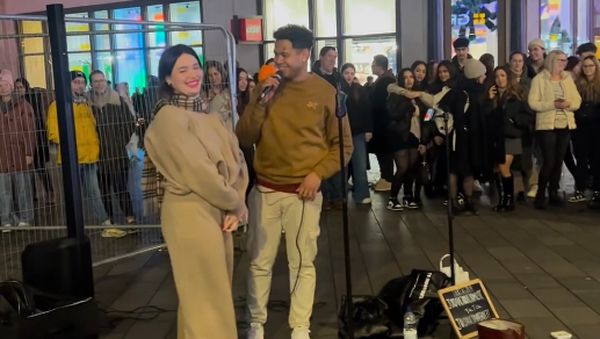 Potret Penyanyi Cantik Ngamen di Jalan Jadi Sorotan, Identitasnya Bikin Kaget