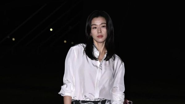 8 Gaya Jun Ji Hyun di Fashion Show Burberry, Disorot Mirip Son Heung Min