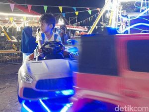 Hiburan Murah Meriah Merakyat di Pasar Malam Hiburan Murah Meriah Merakyat di Pasar Malam