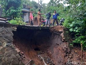 Jalur Utama Antarkecamatan di Trenggalek Longsor