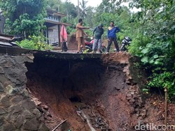 Jalur Utama Antarkecamatan di Trenggalek Longsor