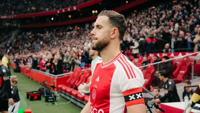 Jordan Henderson tiba di Ajax Amsterdam pada bursa musim dingin lalu. Dia didatangkan dari Al Ettifaq dan dikontrak di Johan Cruyff Arena selama 2,5 tahun.