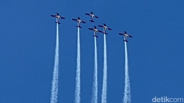 Bikin Merinding, Aksi Jupiter Acrobatic Team di Langit Singapura