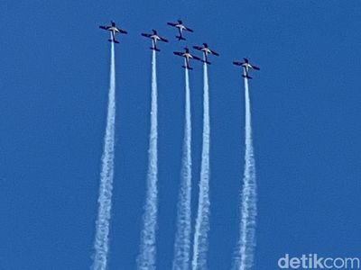 Bikin Merinding, Aksi Jupiter Acrobatic Team di Langit Singapura