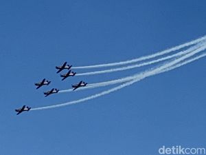 Top Gun Dunia Nyata, Tim Jupiter TNI AU Menari di Langit Singapura