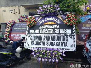 Prabowo-Gibran Kirim Karangan Bunga untuk Ibu Mertua, Hasto: Terima Kasih