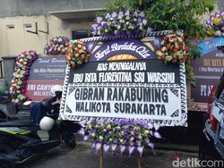 Prabowo-Gibran Kirim Karangan Bunga untuk Ibu Mertua, Hasto: Terima Kasih