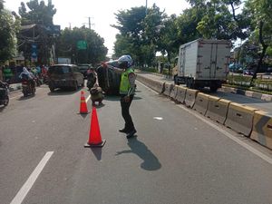 Fortuner Tabrak Separator Busway hingga Terguling di Rawamangun
