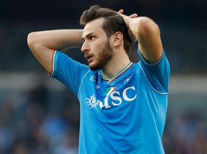 Kvaratskhelia di Antara PSG dan Barcelona