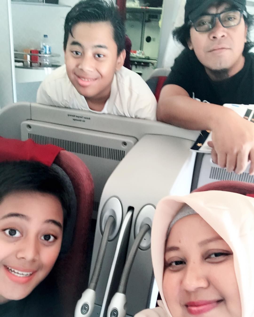 Komeng Bareng Istri dan Anak