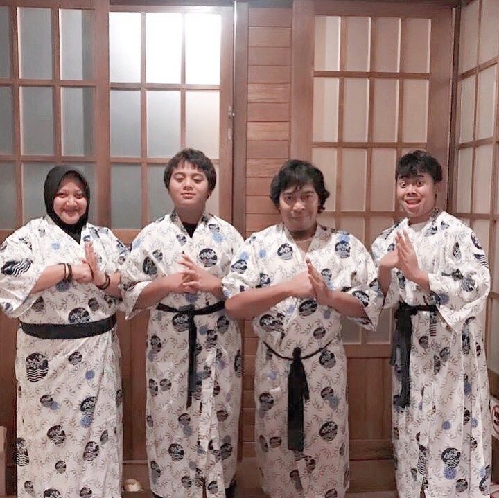 Komeng Bareng Istri dan Anak